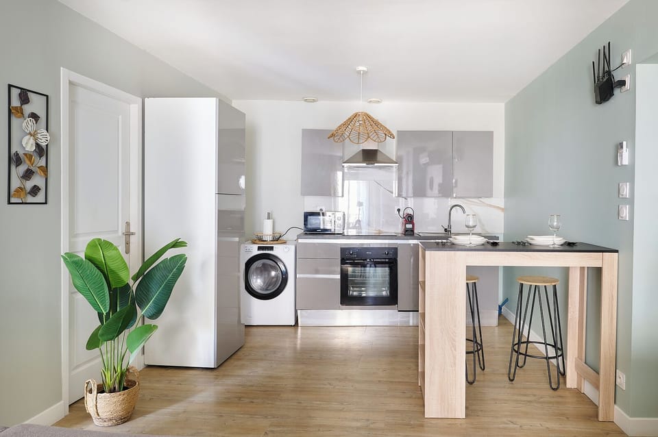 Comfort Apartment, 1 Queen Bed, Kitchen | Private kitchen | Espresso maker, full-size fridge, microwave, oven
