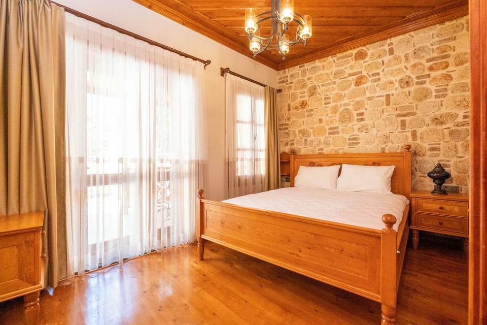 Deluxe Room | Premium bedding, minibar, in-room safe, laptop workspace