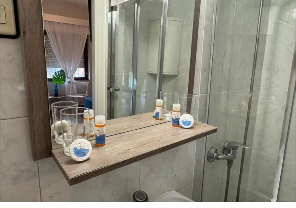 Standard Room, Garden View | Bathroom | Shower, towels, soap, shampoo