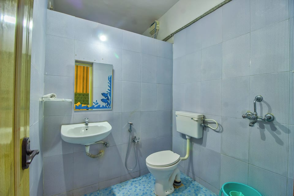 Standard Double Room, Balcony | Bathroom | Shower, hair dryer, bidet, towels