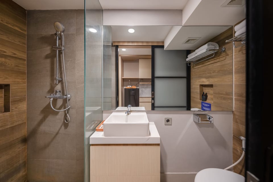 Studio, City View | Bathroom | Free toiletries, towels, soap, shampoo