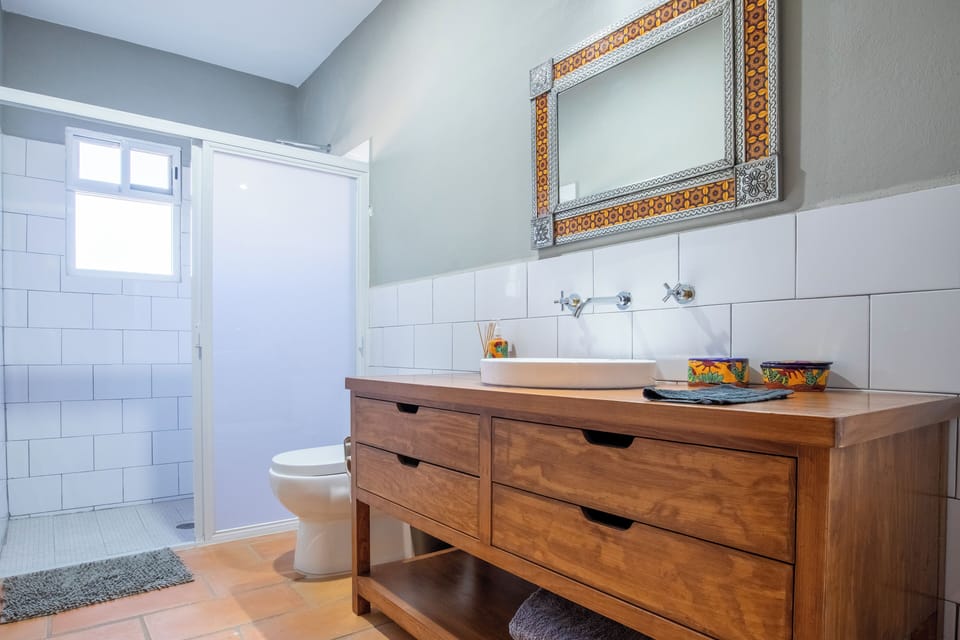 Shower, free toiletries, hair dryer, towels