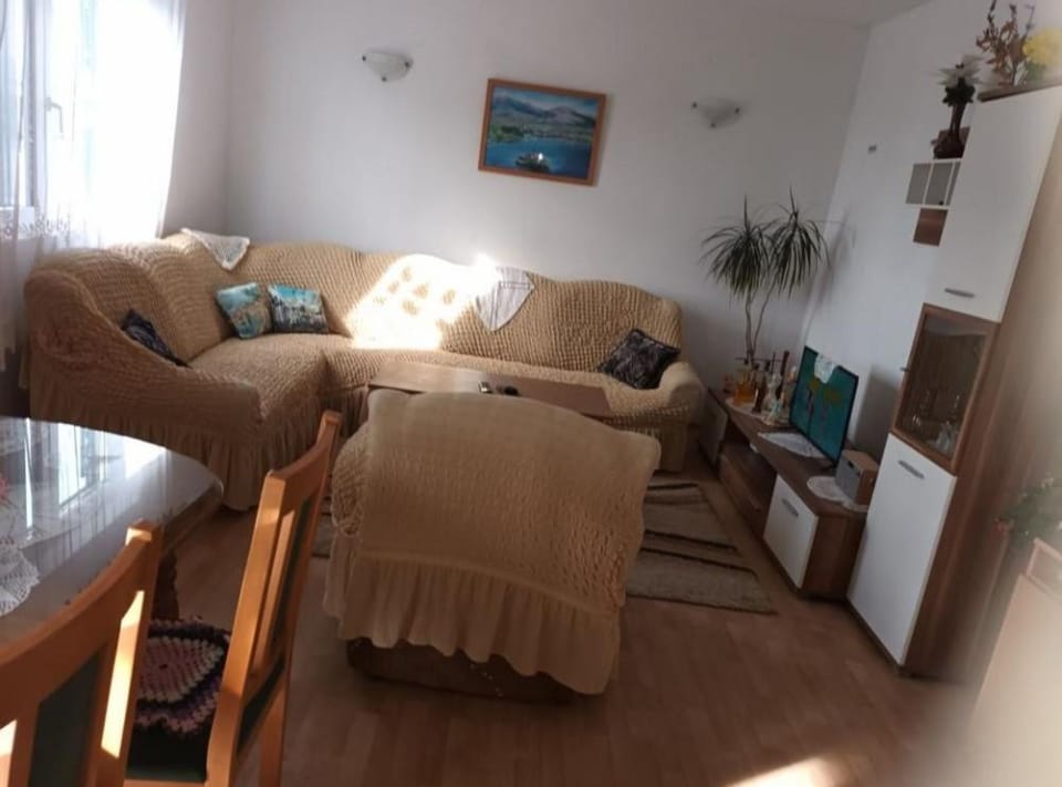 Apartment (Spacious and Cozy Apartments Dugi Rat) | Living room | 32-inch flat-screen TV with cable channels
