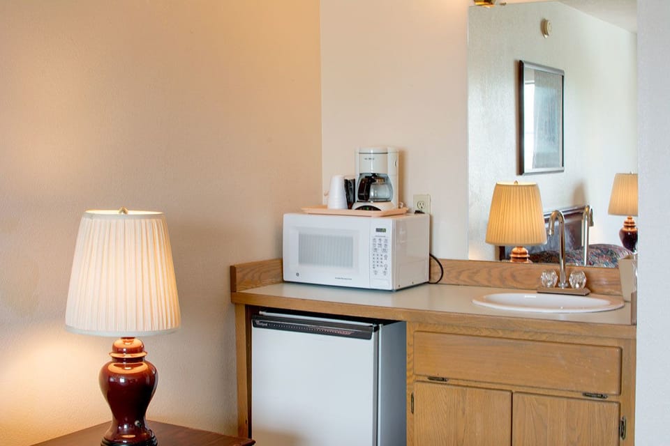 Room, 1 Queen Bed | Mini-refrigerator