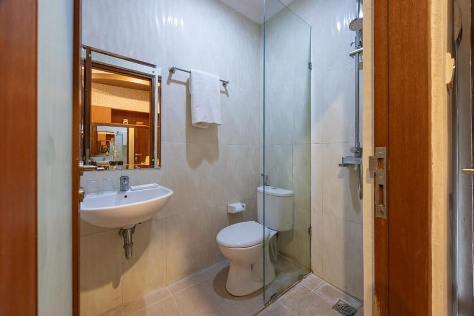 Deluxe Room, Balcony | Bathroom | Shower, soap, shampoo, toilet paper