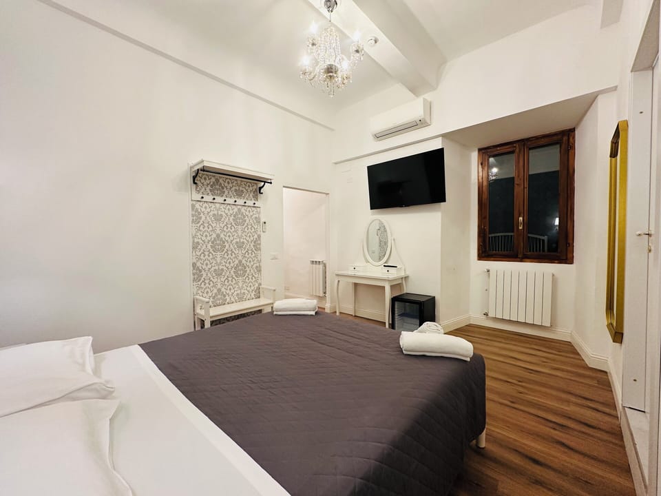 Deluxe Triple Room | In-room safe, desk, soundproofing, WiFi (free)