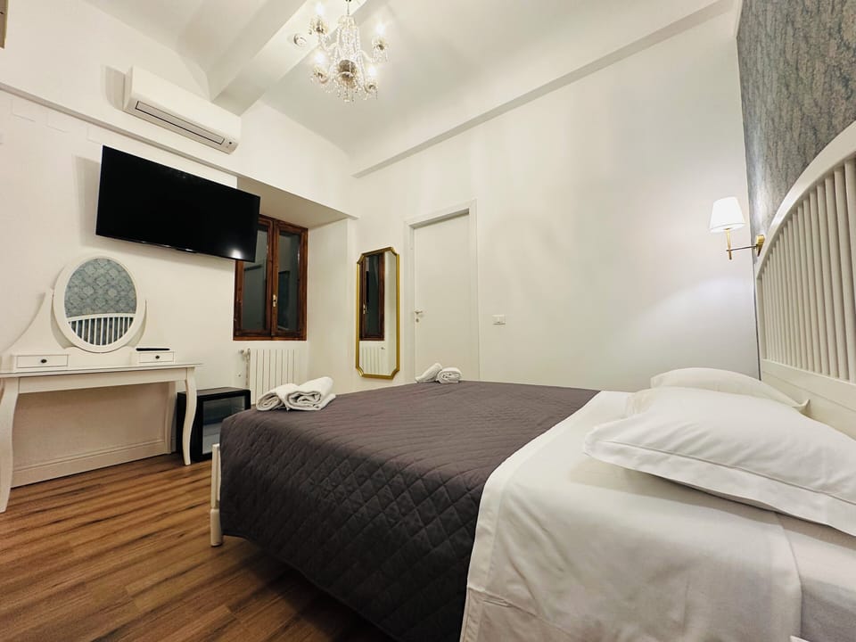 Deluxe Triple Room | In-room safe, desk, soundproofing, free WiFi