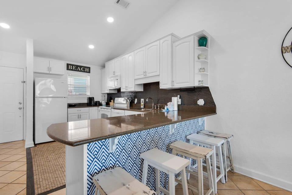 Condo, 1 Queen Bed with Sofa bed (Baywatch F9) | Private kitchen | Oven, toaster