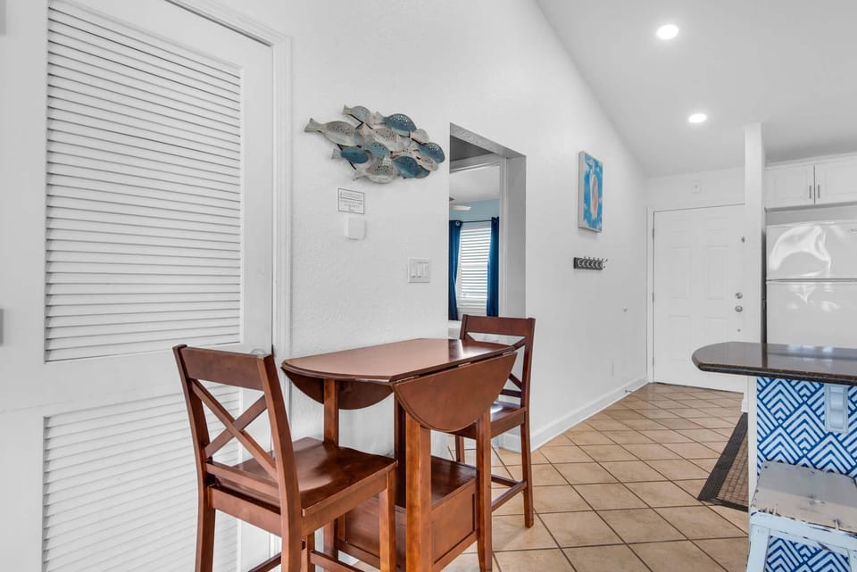 Condo, 1 Queen Bed with Sofa bed (Baywatch F9) | Dining