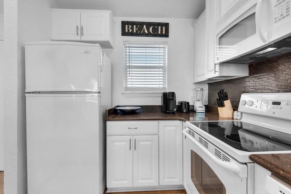 Condo, 1 Queen Bed with Sofa bed (Baywatch F9) | Private kitchen | Oven, toaster