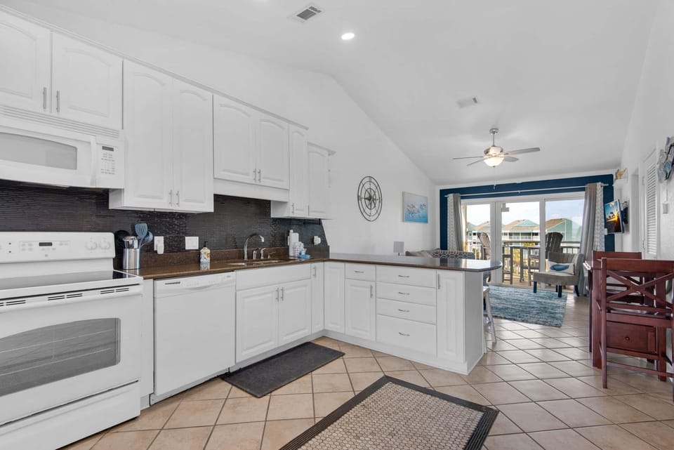 Condo, 1 Queen Bed with Sofa bed (Baywatch F9) | Private kitchen | Oven, toaster