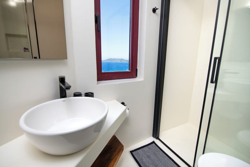 Twin Denizi Direkt Gören Oda | Bathroom | Shower, rainfall showerhead, free toiletries, hair dryer