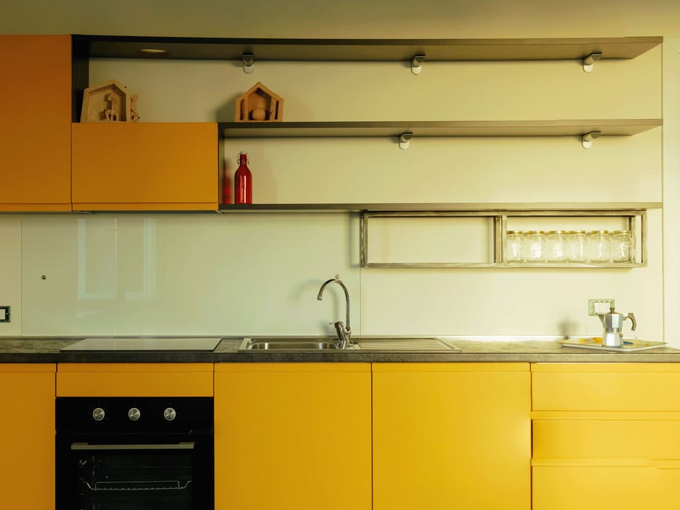 Full-size fridge, stovetop, cookware/dishes/utensils