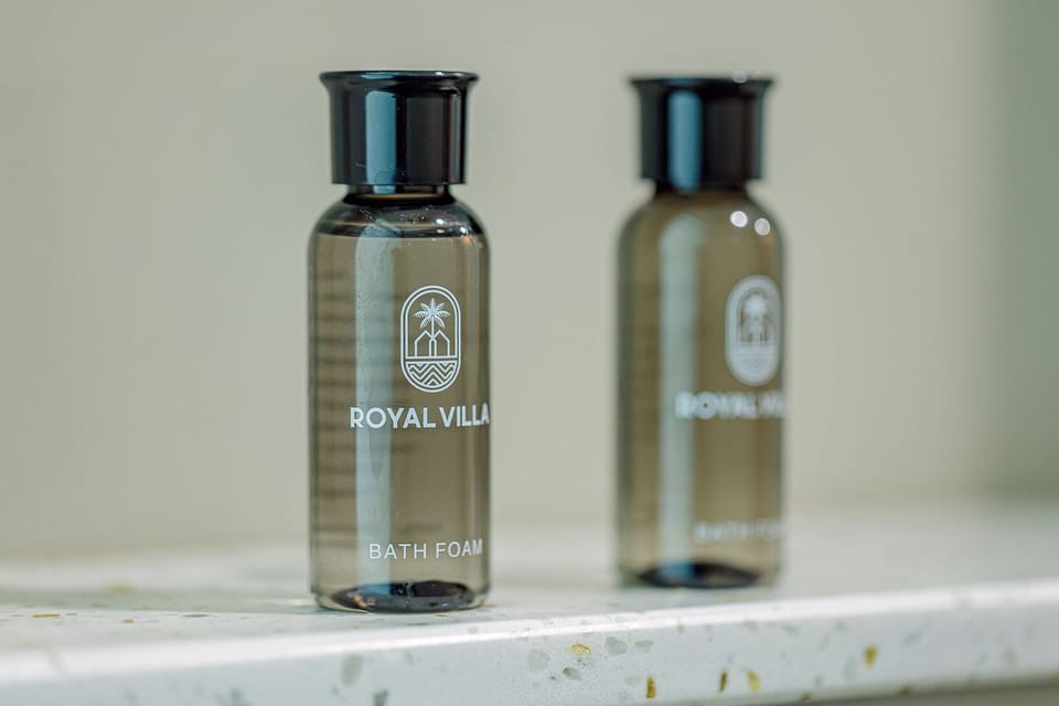 Deluxe Room | Bathroom | Free toiletries, slippers, soap, shampoo