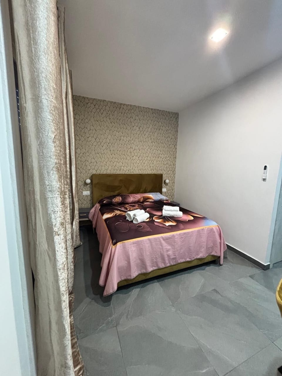 Deluxe Room (Room 4) | Soundproofing, iron/ironing board (on request), WiFi (free)