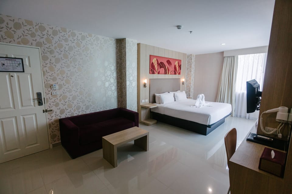 Deluxe Room, 1 King Bed, Non Smoking | In-room safe, desk, blackout drapes, iron/ironing board