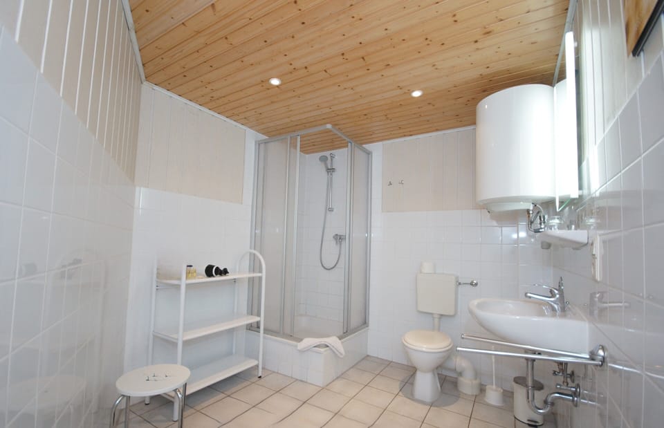 Family Room | Bathroom | Shower, towels, toilet paper