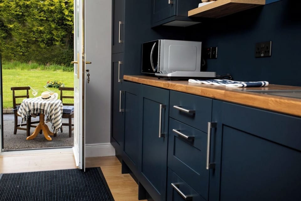 Suite, 1 King Bed with Sofa bed, Kitchenette, Garden View | Private kitchen | Microwave