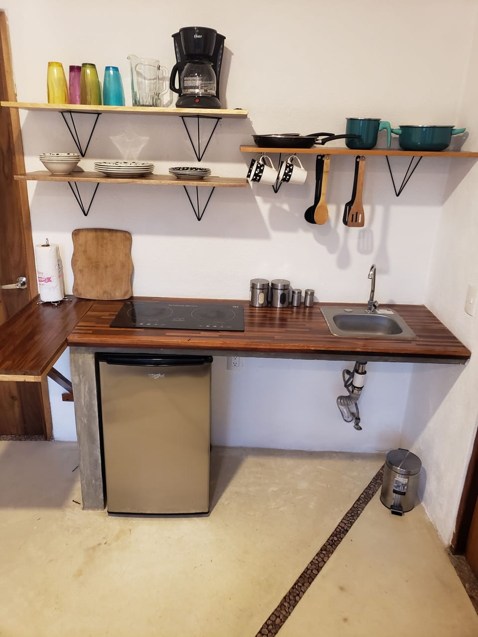 Fridge, cookware/dishes/utensils