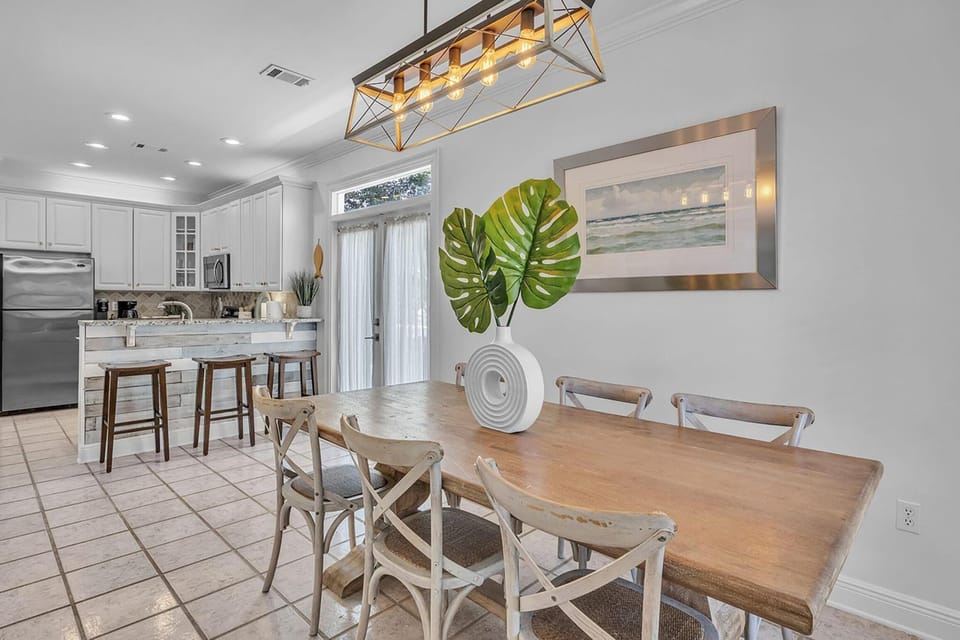 House, Multiple Beds (Jack Chasin' Birdies) | Dining