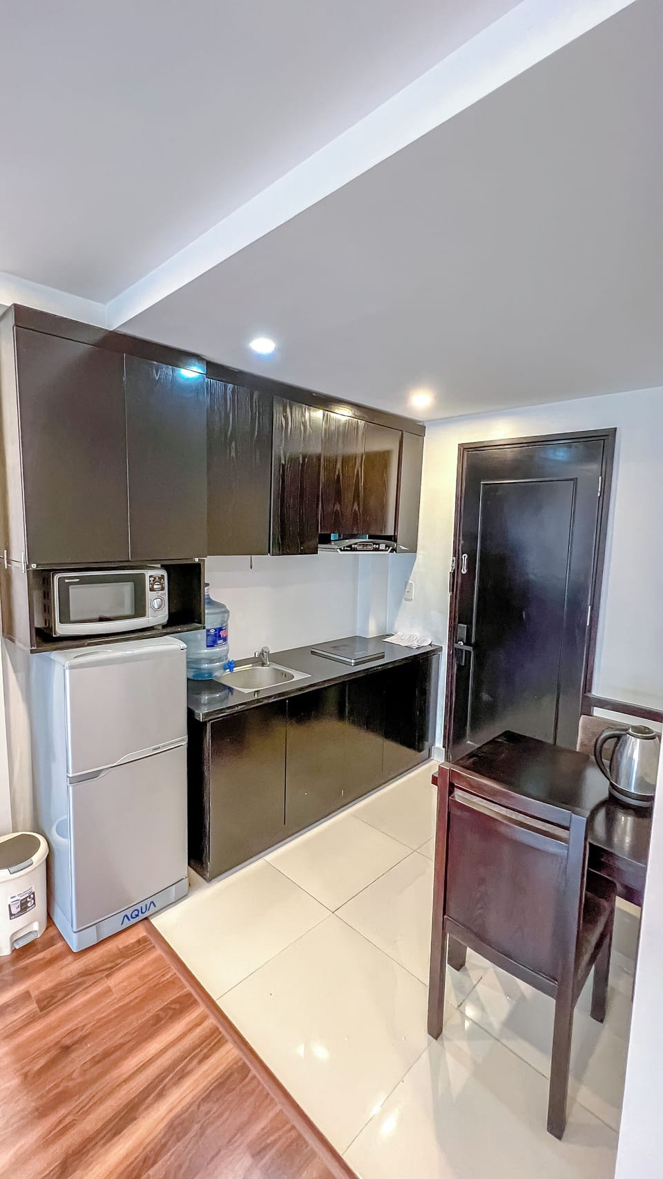 Fridge, microwave, stovetop, cookware/dishes/utensils
