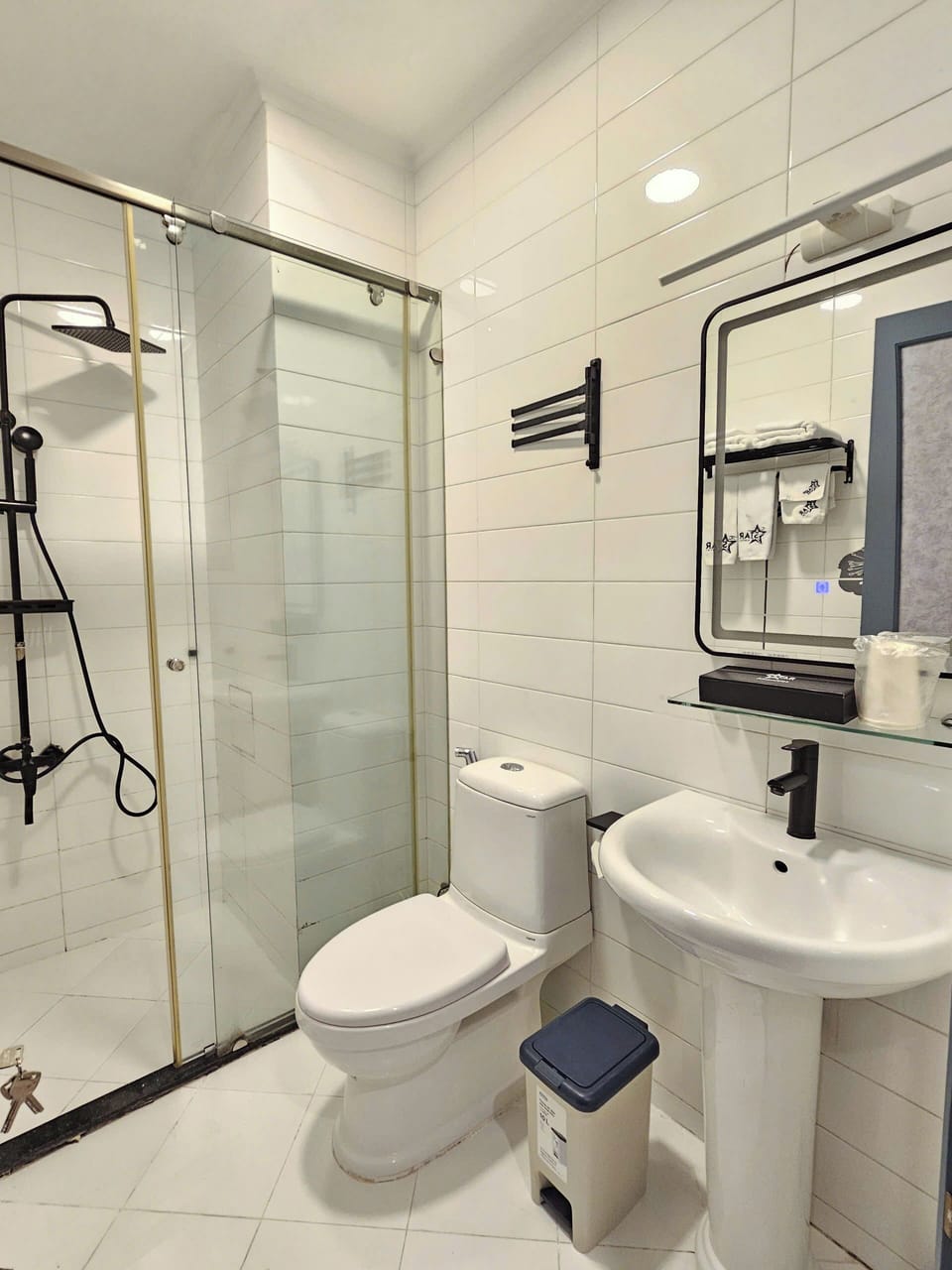 Superior Double Room | Bathroom | Free toiletries, hair dryer, slippers, towels