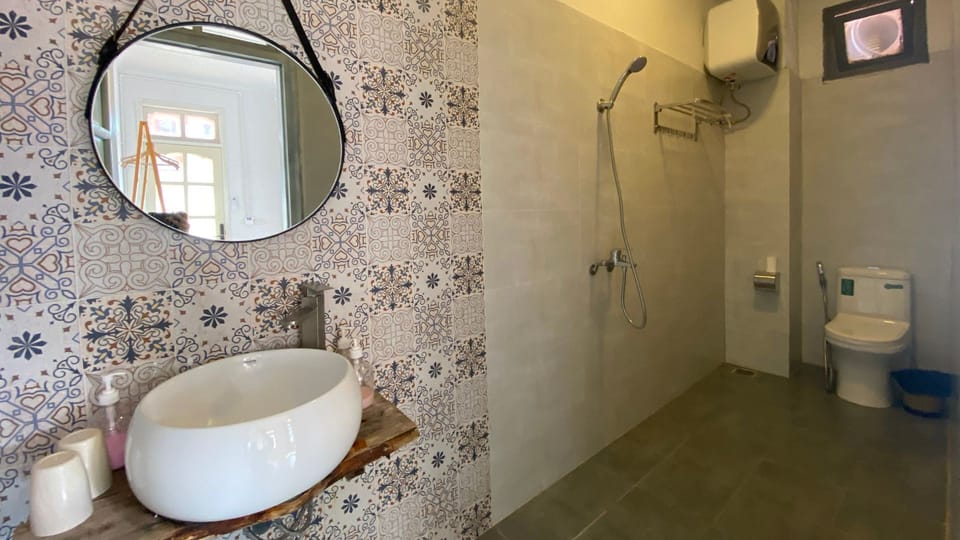 Standard Double Room, 1 King Bed, Non Smoking, Hill View | Bathroom | Shower, rainfall showerhead, free toiletries, hair dryer