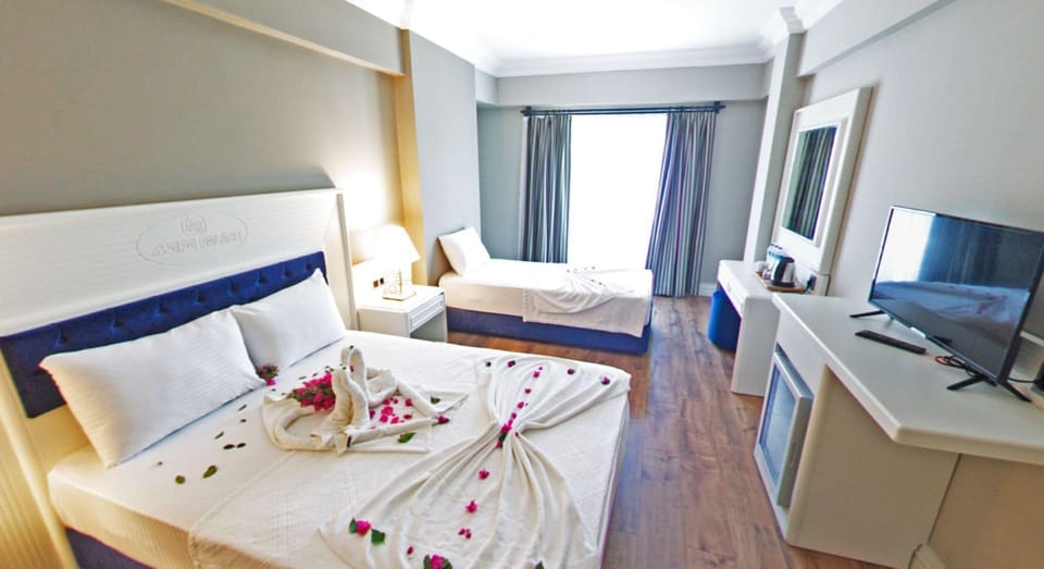 Triple Room | In-room safe, desk, blackout drapes, soundproofing