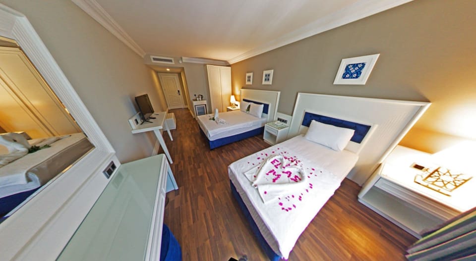 Triple Room | In-room safe, desk, blackout drapes, soundproofing