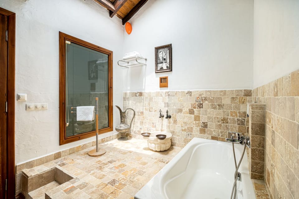 Honeymoon Room | Bathroom | Shower, hair dryer, towels, soap