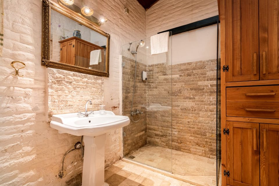 Family Studio Suite | Bathroom | Shower, hair dryer, towels, soap