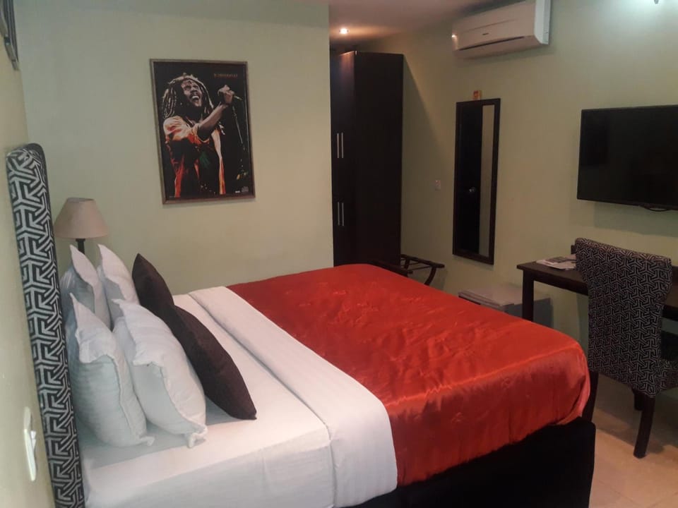Premium bedding, in-room safe, desk, laptop workspace