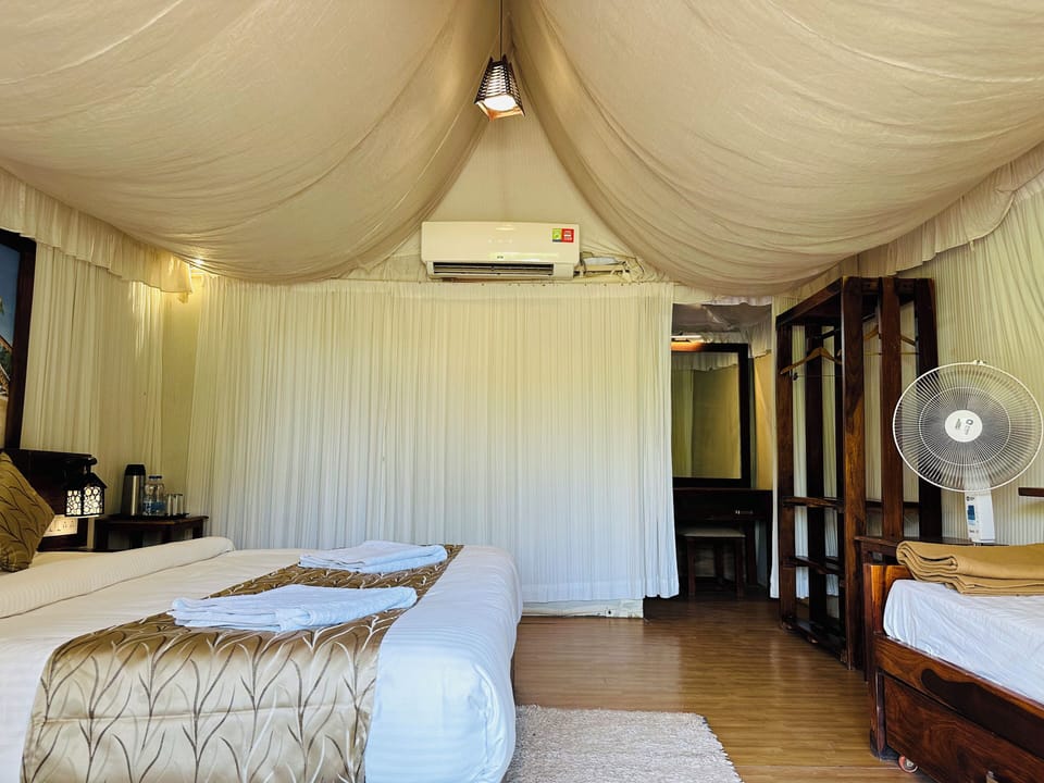 Luxury Tent, Balcony, Pool View | Soundproofing, bed sheets
