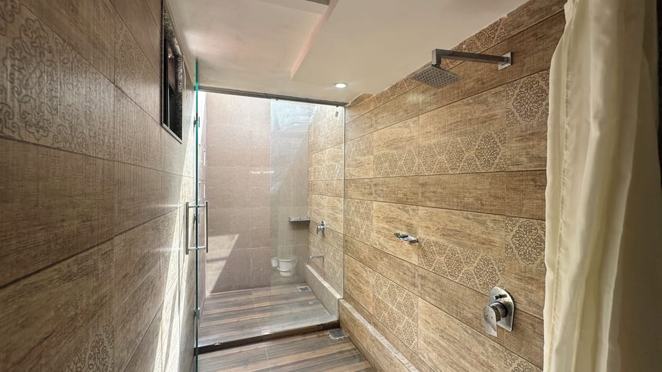 Premium Room | Bathroom | Shower, bidet, towels, soap