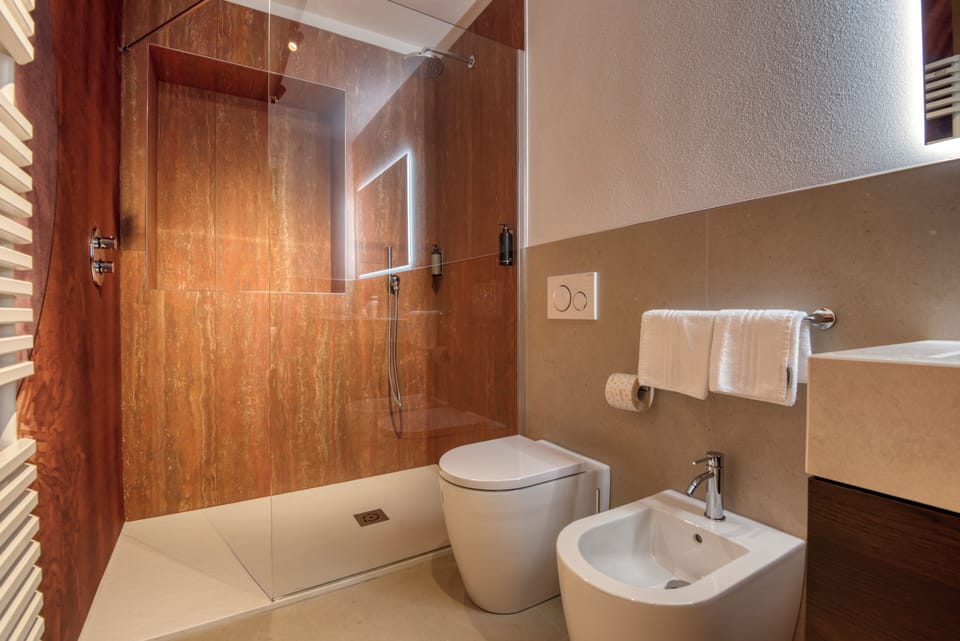 Comfort Double Room | Bathroom | Shower, hair dryer, bidet, towels
