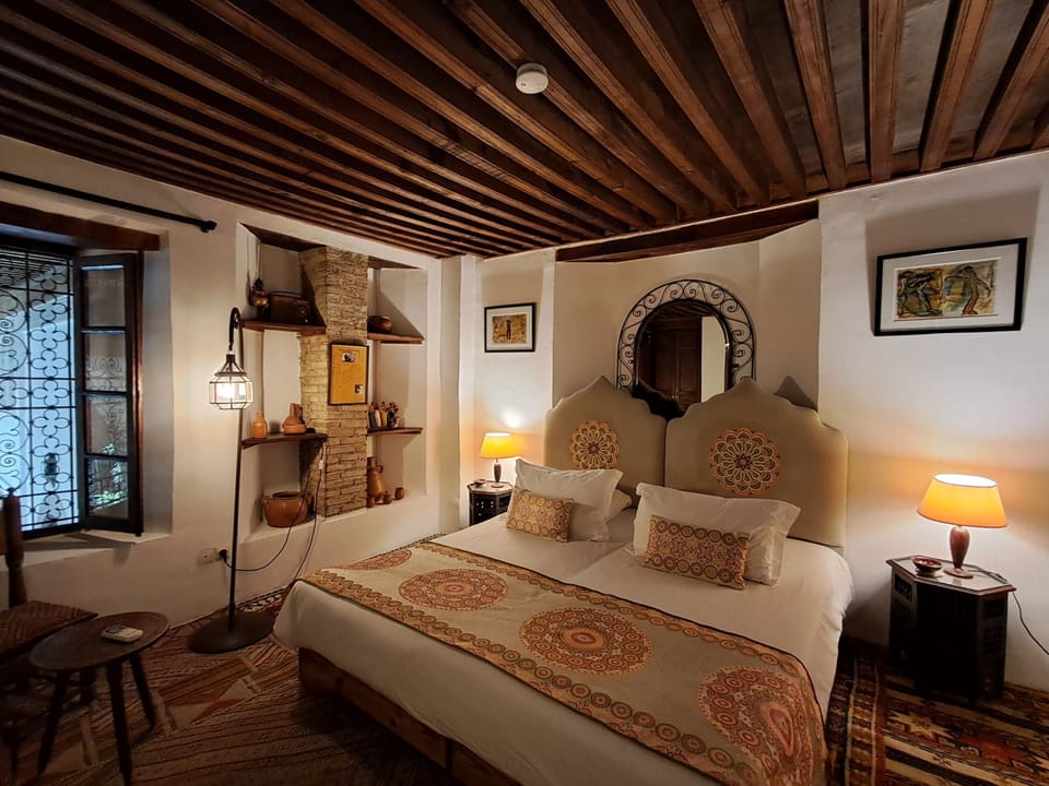 Double or Twin Room (BERBERE) | Living area | Fireplace