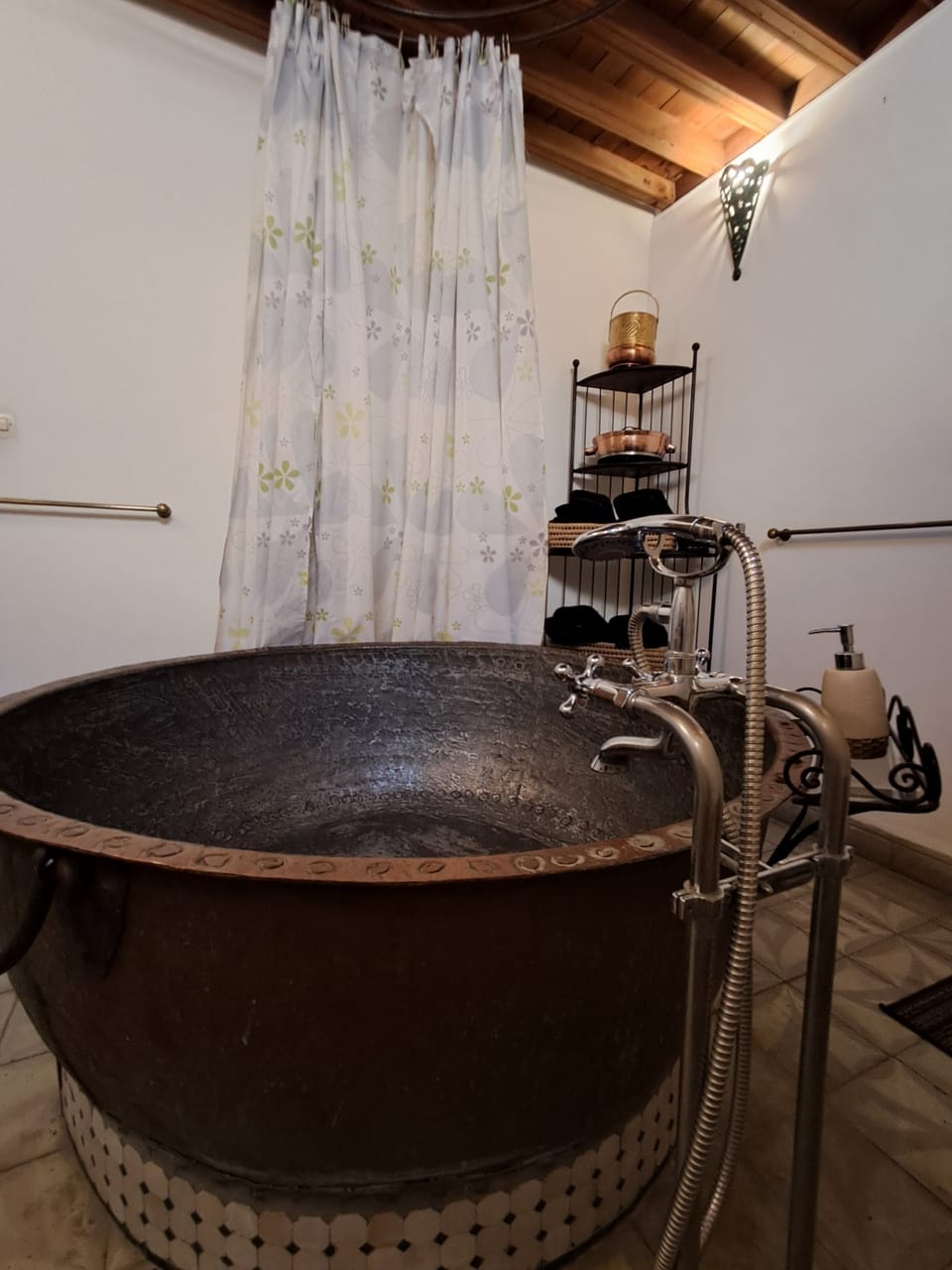 Family Suite, 2 Bedrooms (Seffarine 4 persons) | Bathroom | Free toiletries, hair dryer, towels, soap