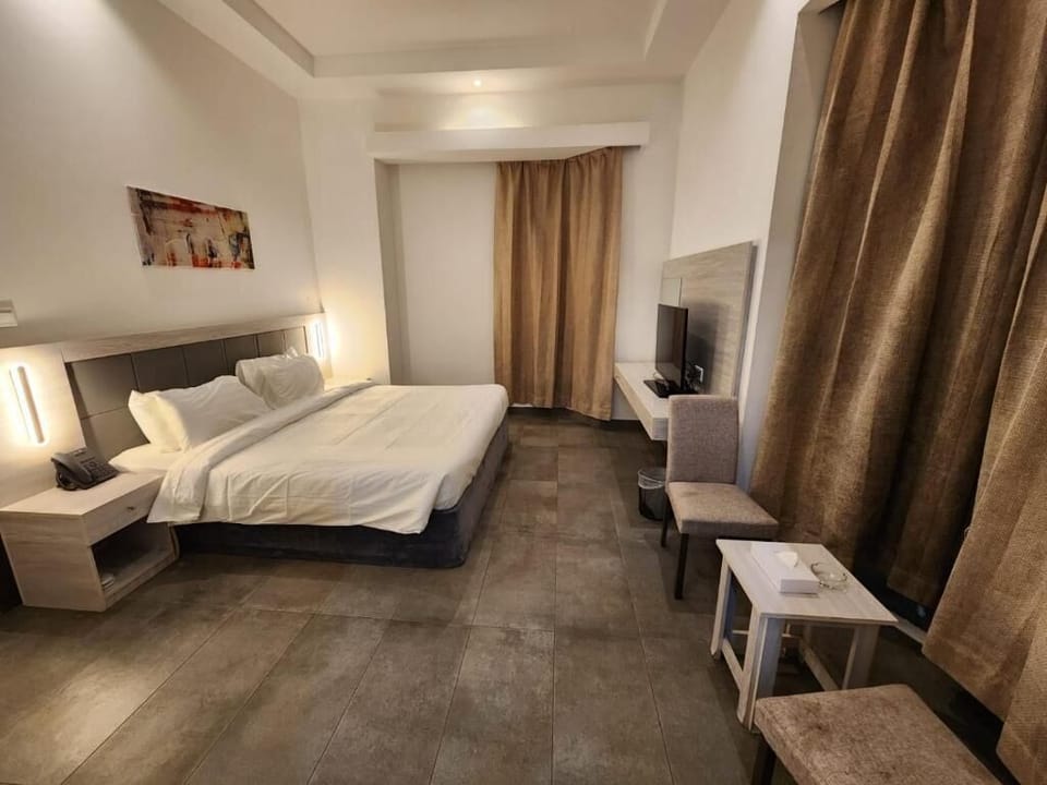 Basic Double Room | Desk, iron/ironing board (on request), WiFi (free)
