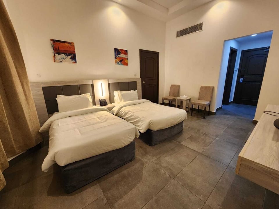 Twin Room | Desk, iron/ironing board (on request), WiFi (free)