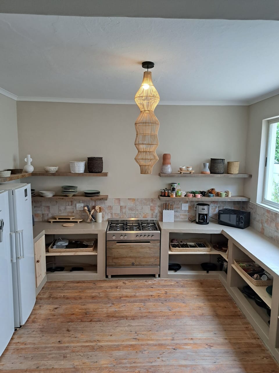 Full-size fridge, microwave, oven, stovetop