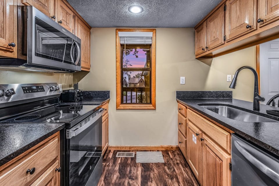 House, 3 Bedrooms | Private kitchen | Coffee/tea maker, fridge, oven, toaster