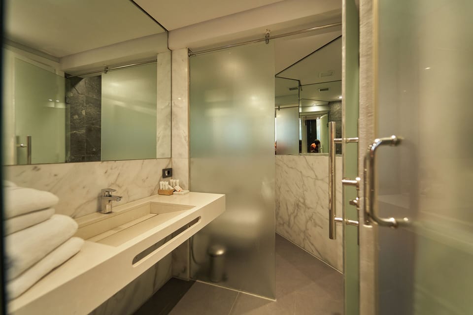Superior Twin Room | Bathroom | Shower, rainfall showerhead, free toiletries, towels