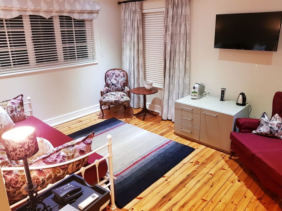 Honeymoon Suite, 1 Bedroom, Balcony | Living room | Flat-screen TV