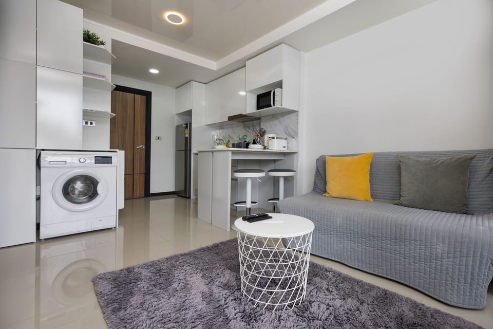 Comfort Condo, 1 Bedroom, Balcony | Living area