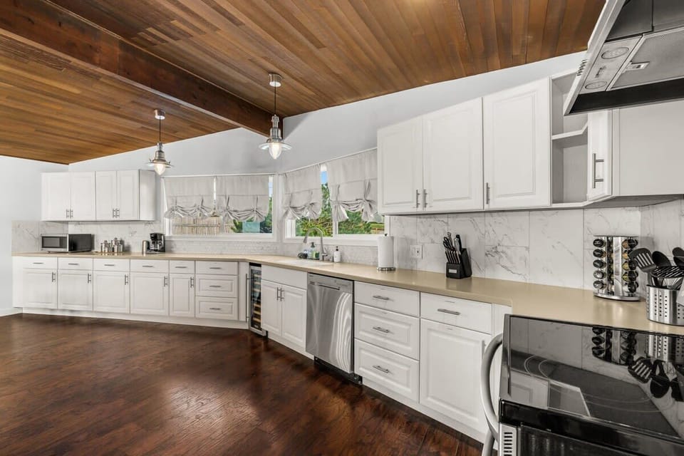 House (3 Bedrooms) | Private kitchen | Fridge, microwave, oven, stovetop