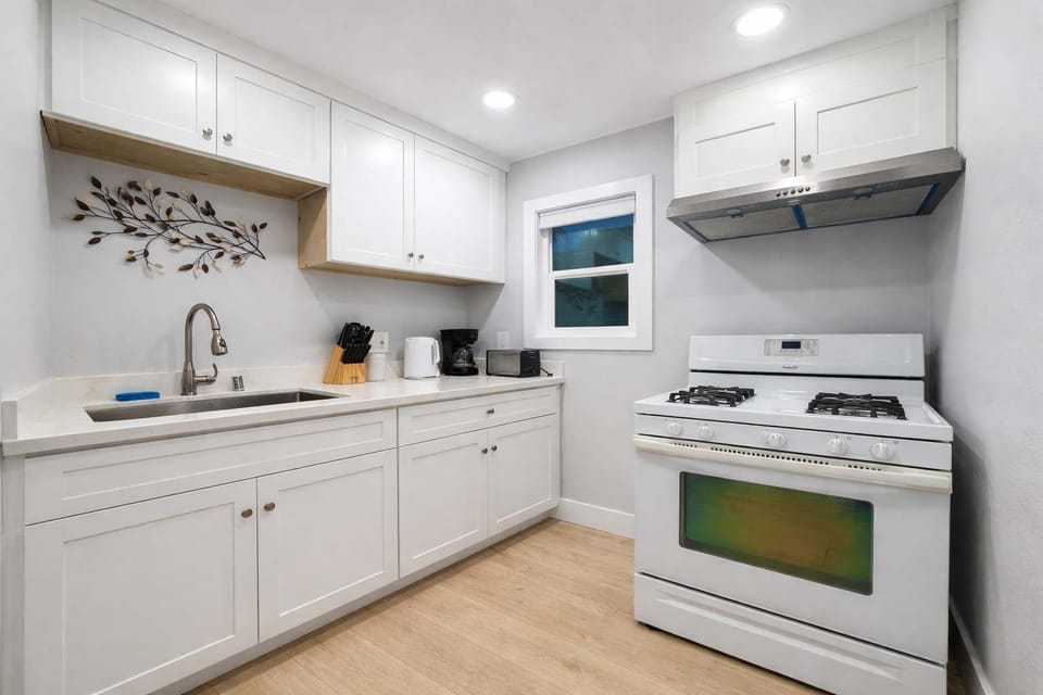House (2 Bedrooms) | Private kitchen | Fridge, microwave, oven, espresso maker