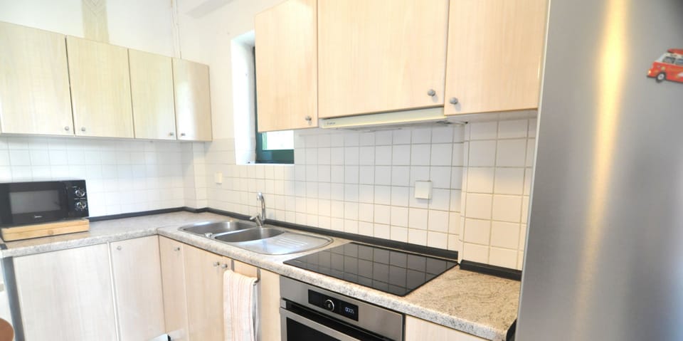 Comfort Townhome, Beach View | Private kitchen | Highchair