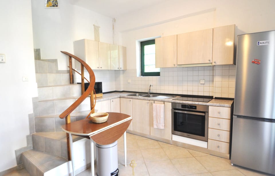 Comfort Townhome, Beach View | Private kitchen | Highchair