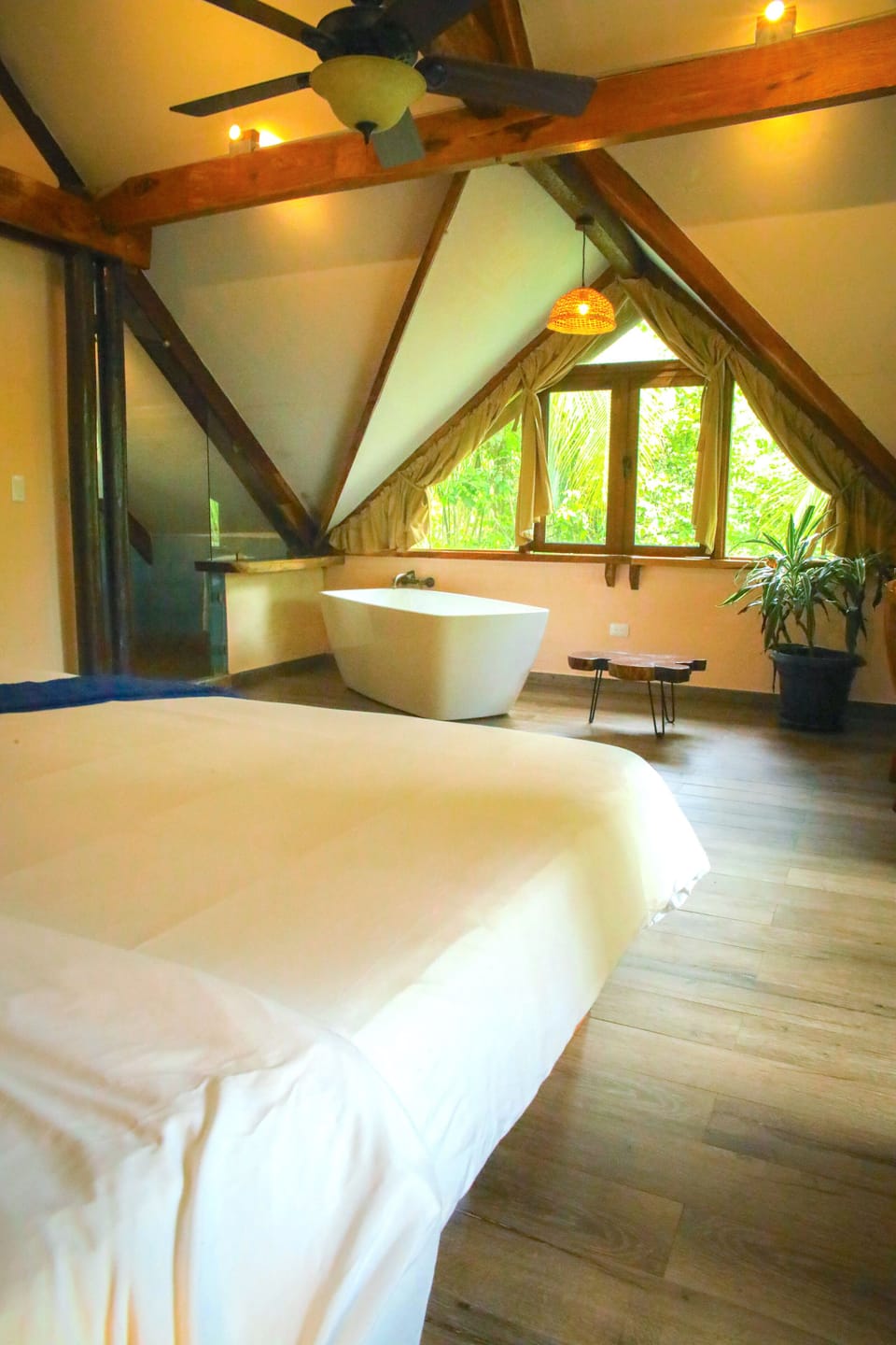 Suite, Balcony, Garden View | In-room safe, WiFi (free), bed sheets