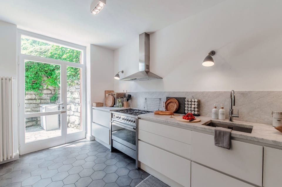 Apartment, Lake View | Private kitchen | Full-size fridge, microwave, oven, stovetop